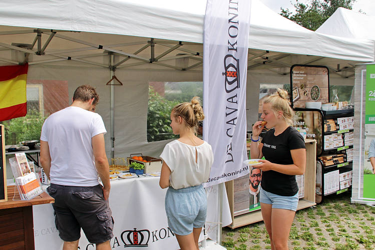 9-6-2018 - Proeverij in zomersfeer door de PLUS in Waarder_16